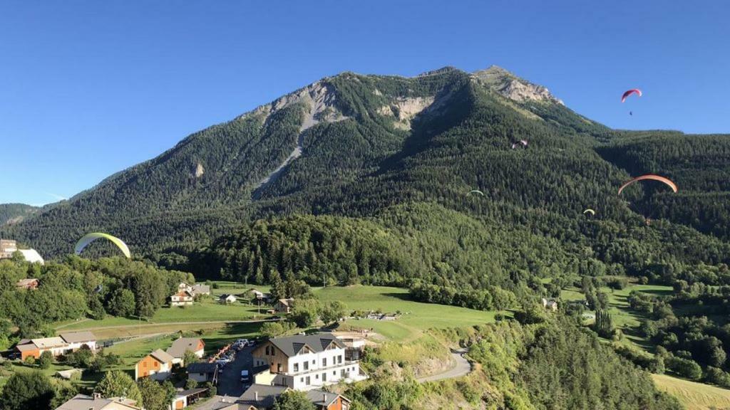 ParaLodge Saint-Vincent-les-Forts Bagian luar foto
